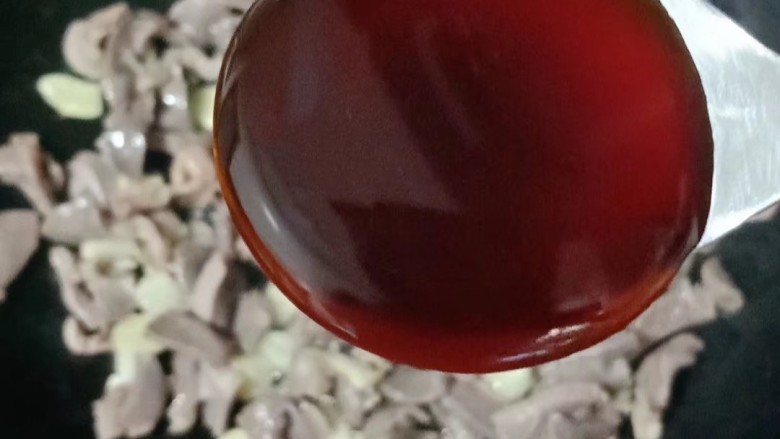 酸豆角炒鸭肾,倒入一勺<a style='color:red;display:inline-block;' href='/shicai/ 721'>蚝油</a>,少许盐翻炒均匀