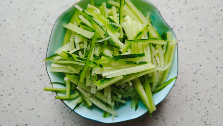 黄瓜炒土豆丝,黄瓜洗净切成丝,去不去皮随你个人喜好