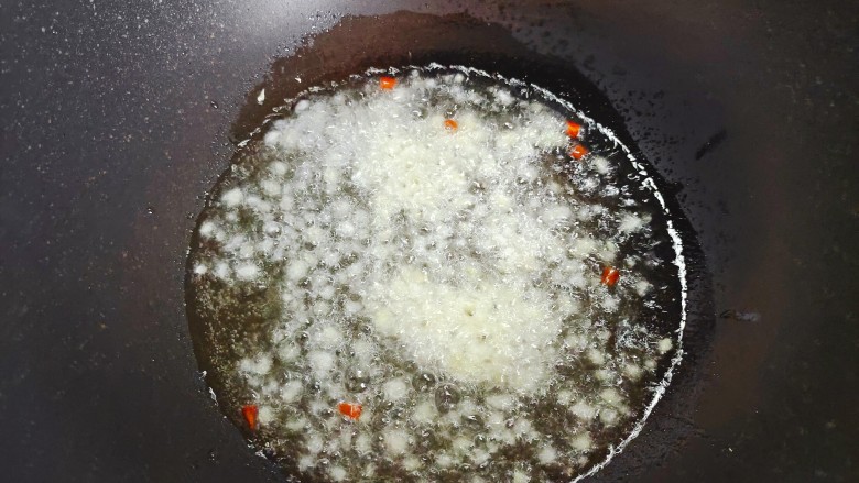 黄瓜炒土豆丝,起油锅,油热后下生姜大蒜末和干红辣椒,炒香