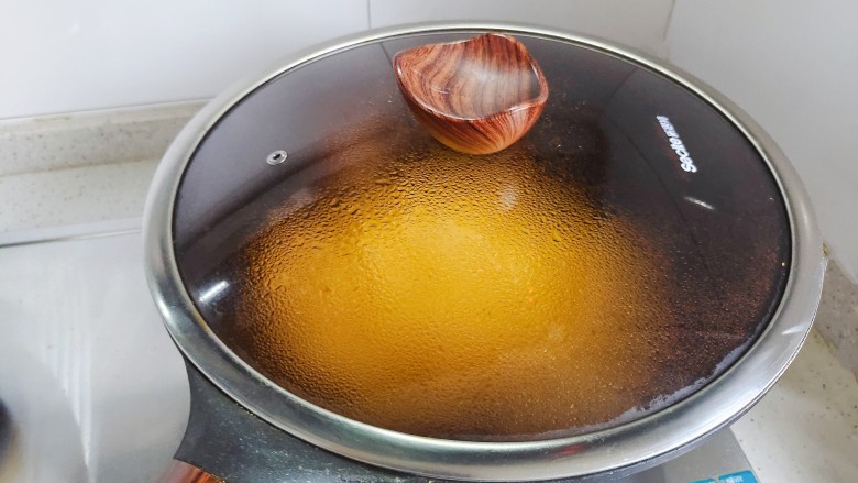 黄瓜炒土豆丝,盖上锅盖,转小火焖煮一分钟