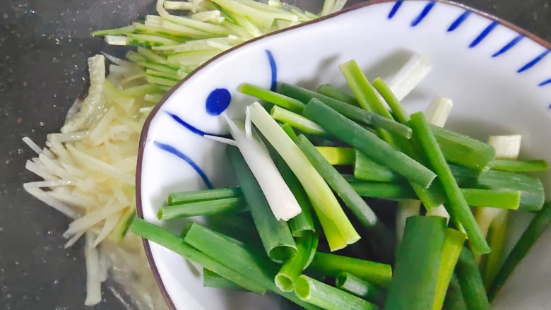 黄瓜炒土豆丝,加入葱段,翻炒均匀