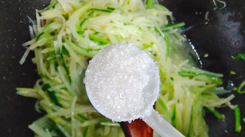 黄瓜炒土豆丝,加少许细砂糖带出鲜味,翻炒均匀,即可