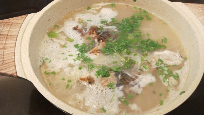 鱼头炖汤,撒上香菜,香葱。