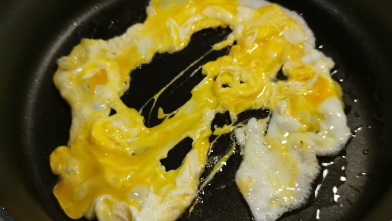 玉米虾仁蛋炒饭,起油锅放入食用油,油热后放入鸡蛋炒熟,捞出。