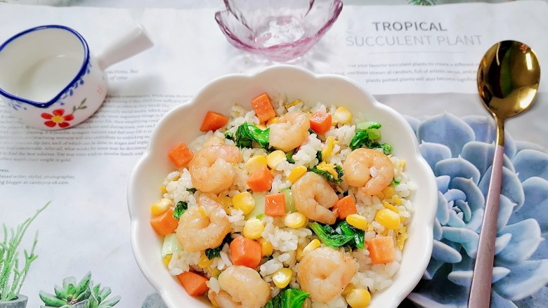 玉米虾仁蛋炒饭,装入盘中拍上成品图,一道美味又营养的玉米虾仁蛋炒饭就完成了。