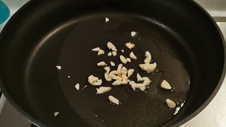 炒藕丝,起油锅放入食用油,油热后放入蒜碎炒出香味。