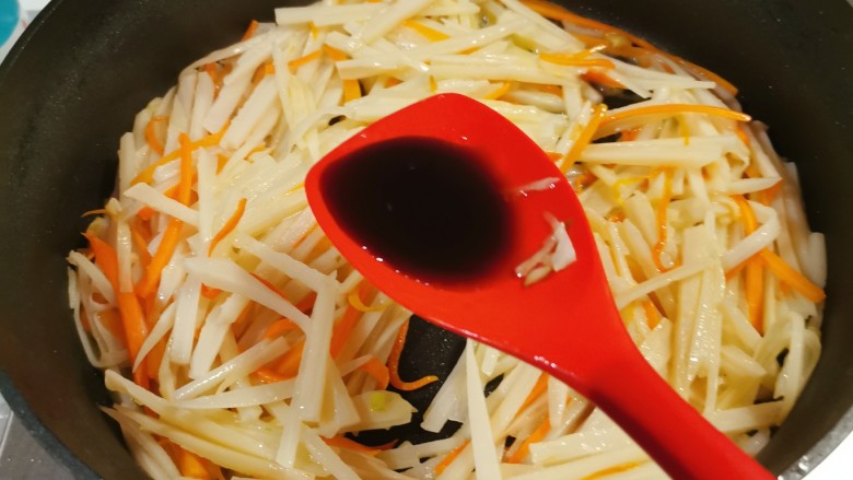 炒藕丝,莲藕炒至透明色,加入<a style='color:red;display:inline-block;' href='/shicai/ 692'>酱油</a>提味。