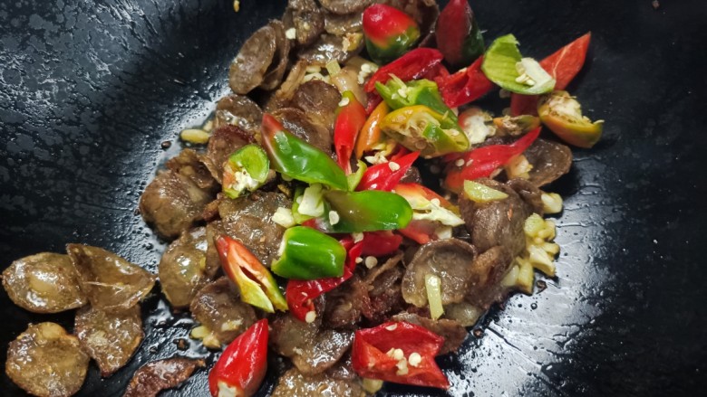 豆米炒腊肠,加入辣椒,翻炒