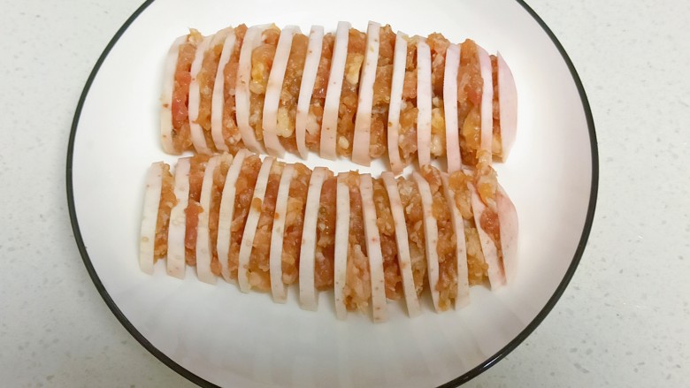 芋头蒸五花肉,一片叠一片像图片这样,因为腌制过的也不需要再加其他调料了