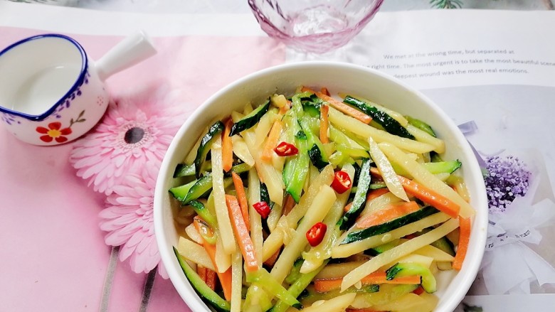 黄瓜炒土豆丝,拍上成品图,一道清爽的黄瓜炒土豆丝就完成了。