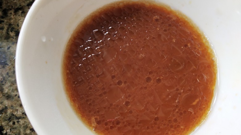 芋头蒸五花肉,调好汁:少许白糖,一勺酱油,适量淀粉,把五花肉里的蒸出的汁倒进碗里拌匀