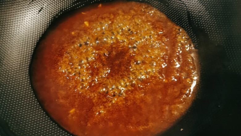 柠檬鸡柳,调好的料汁添加少量清水,加热至浓稠透明色。