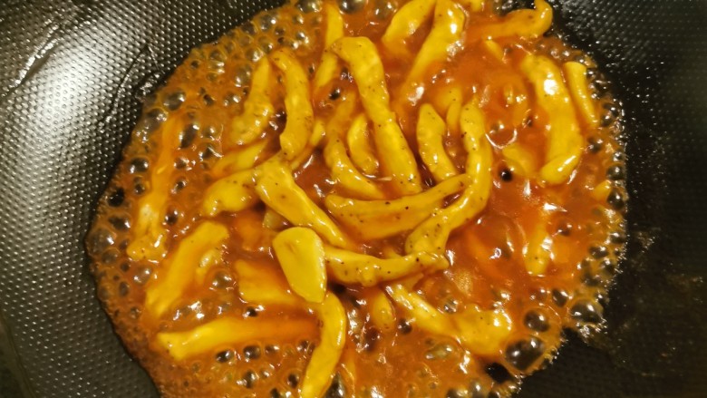 柠檬鸡柳,放入煎好的鸡柳,快速翻拌出锅。