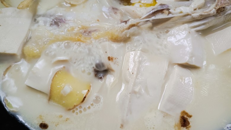 鱼头炖汤,炖出白汤,放入味精,