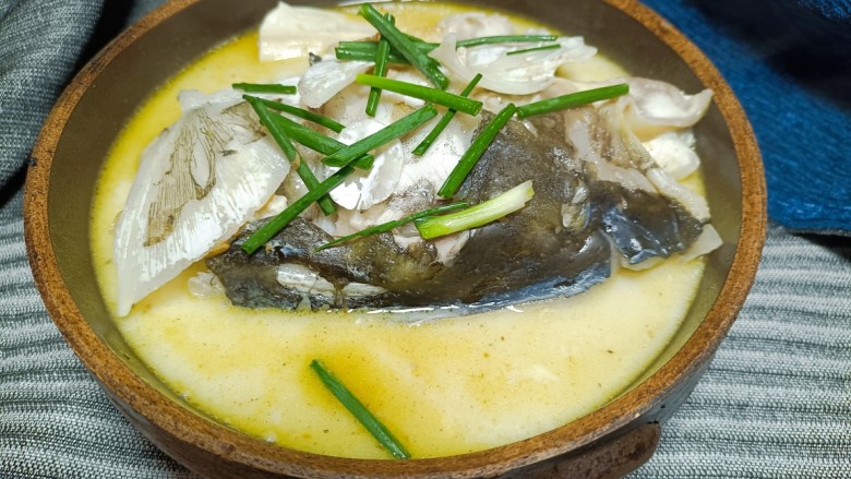 鱼头炖汤,起锅装碗,撤上葱段