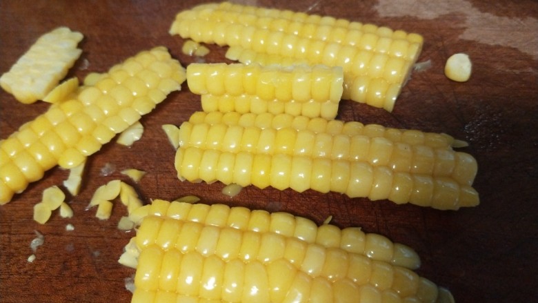 玉米虾仁蛋炒饭,玉米是熟的,用刀削,在整成粒。