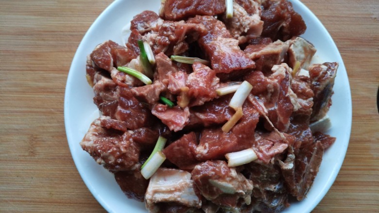 芋头蒸排骨,摆上腌好的排骨,料汁也淋上面