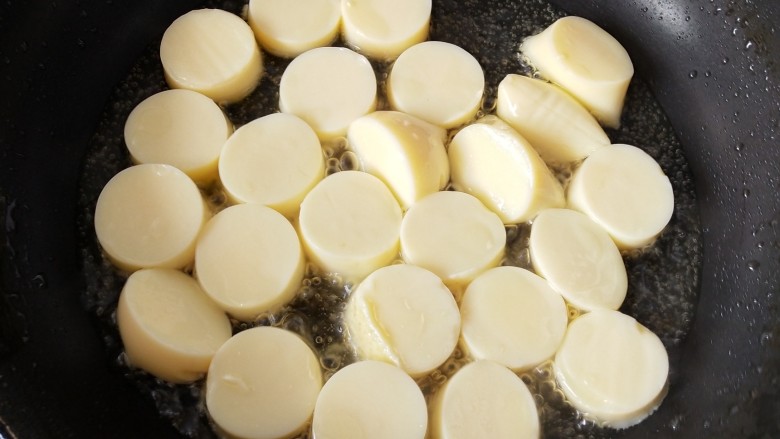 椒盐日本豆腐,把豆腐切成小段码在平底锅里,中小火煎