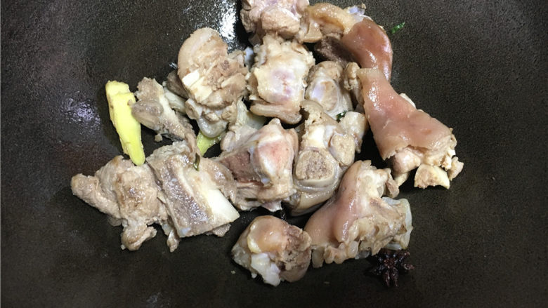 枣香黑豆炖猪蹄,起锅下油,放<a style='color:red;display:inline-block;' href='/shicai/ 3250'>葱</a>姜炒后,放猪蹄炒(去水气、增香气)。