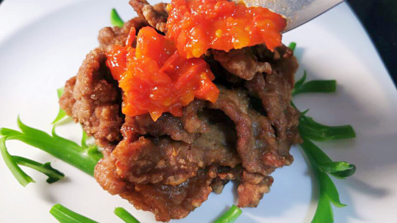 番茄里脊,成品盘中可以准备些芥兰菜梗(必须氽烫过)铺底,放上里脊里肉,淋上番茄糊