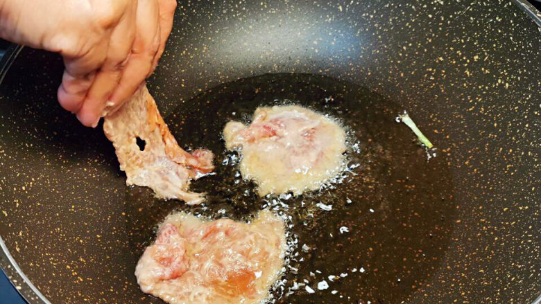 番茄里脊,油锅七成热,下里脊肉片,每片要张开,才能均匀受热与酥脆