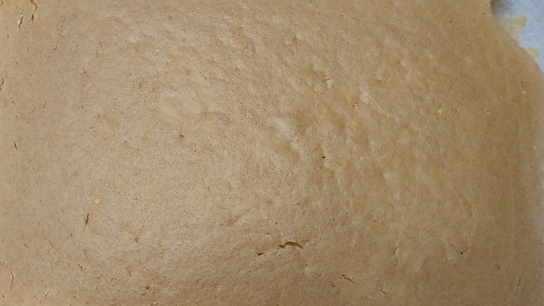 紫薯夹心蛋糕,蛋糕胚出炉,从烤盘上取下来,稍微放凉,倒扣在油纸上,撕去油纸,盖上油纸防止风干