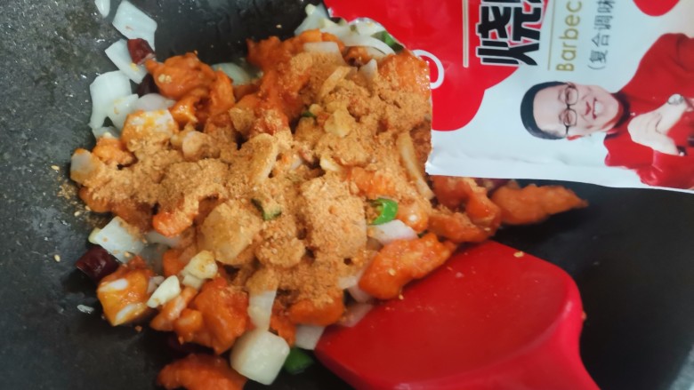 爆炒鸡脆骨,加入适量的烧烤料,翻炒均匀