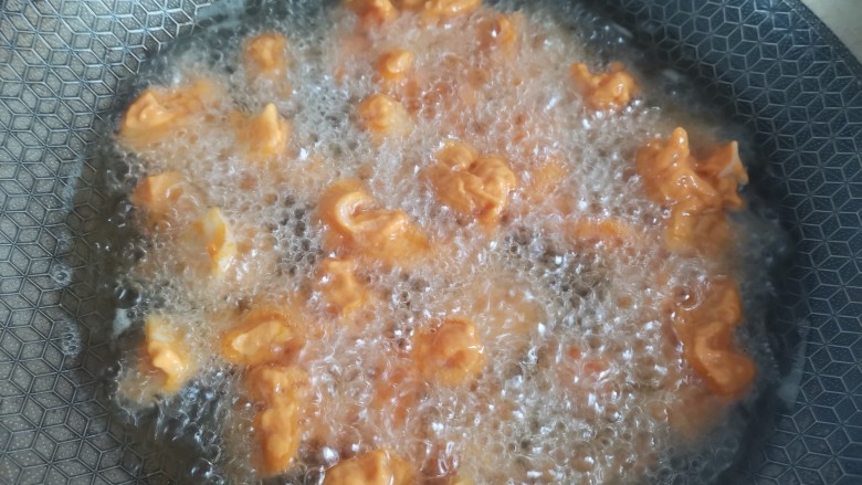 爆炒鸡脆骨,锅中烧油,油温六成热,下入鸡脆骨,小火炸