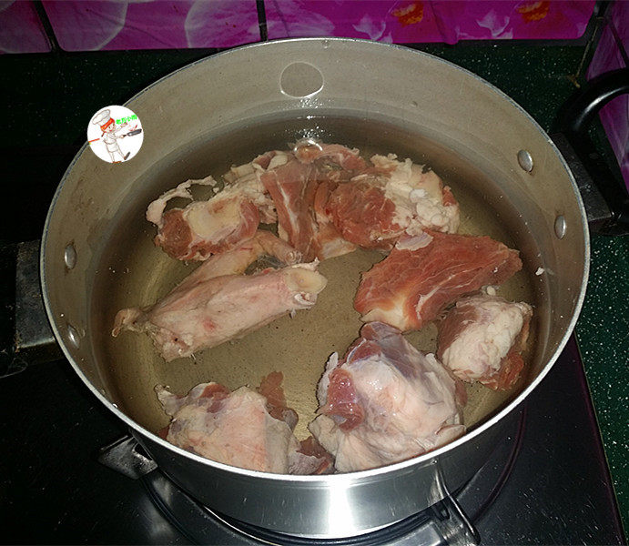 萝卜煲羊排,放入锅中,加适量清水,大火焯沸后再煮2、3分钟,捞出清洗干净