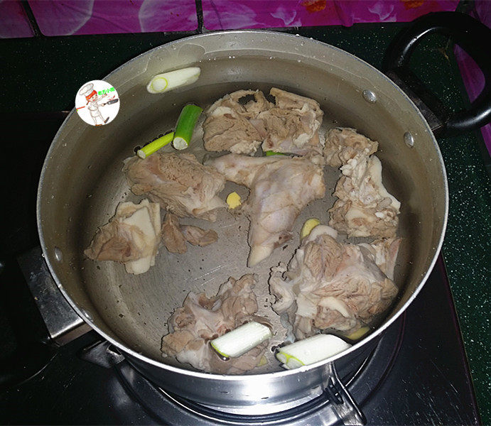 萝卜煲羊排,重新洗净放入锅中,加葱姜和适量冷水