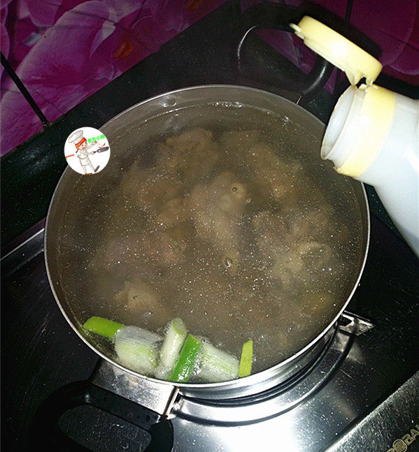萝卜煲羊排,加入<a style='color:red;display:inline-block;' href='/shicai/ 718'>料酒</a>,去除羊排骨的腥膻味道,转成小火继续炖40分钟