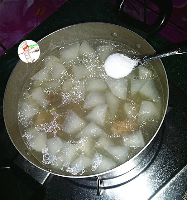 萝卜煲羊排,炖至萝卜浮起,就说明萝卜熟了,根据自家口味放入适量的盐调味