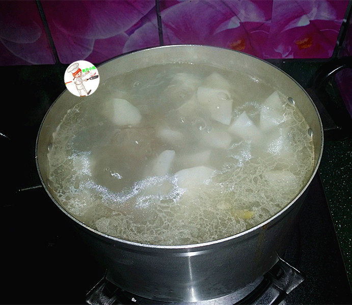 萝卜煲羊排,煮开后转成小火,加盖继续