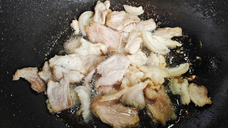 土豆回锅肉,起油锅,油热后下猪肉片,翻炒至两面稍稍呈金黄色,并有油逼出来