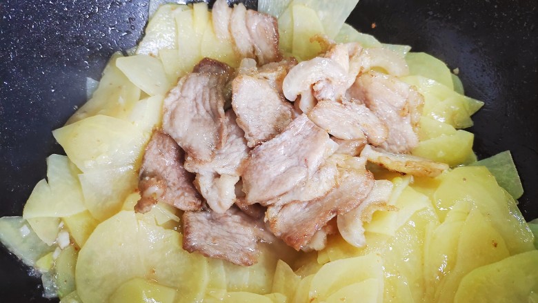 土豆回锅肉,加入猪肉片,翻炒均匀