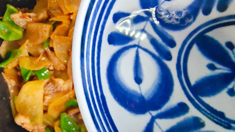 土豆回锅肉,怕糊锅的话,可以加少许热开水