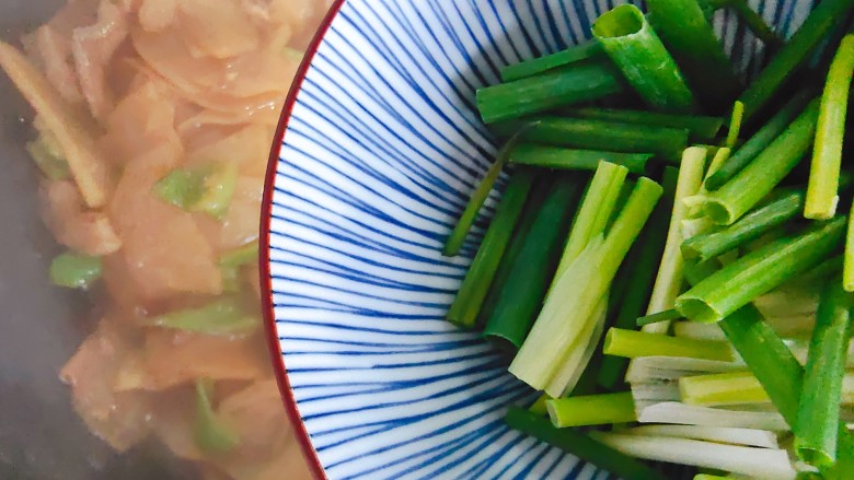 土豆回锅肉,加入葱段