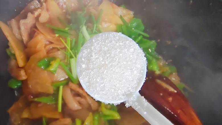 土豆回锅肉,加一小勺细砂糖,翻炒均匀,即可