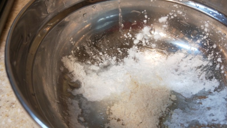 糖醋茭白,盘中加入适量的淀粉。鸡精。白醋,白糖调成汁。