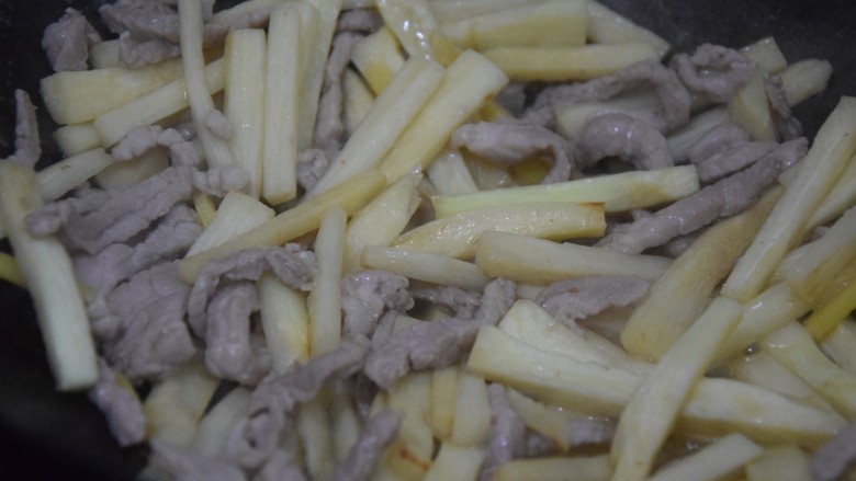 糖醋茭白,加入肉丝翻炒均匀
