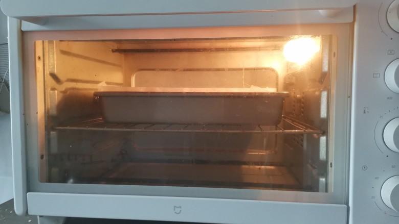 紫薯夹心蛋糕,送入预热好的烤箱上火150度,下火165度烤60分钟