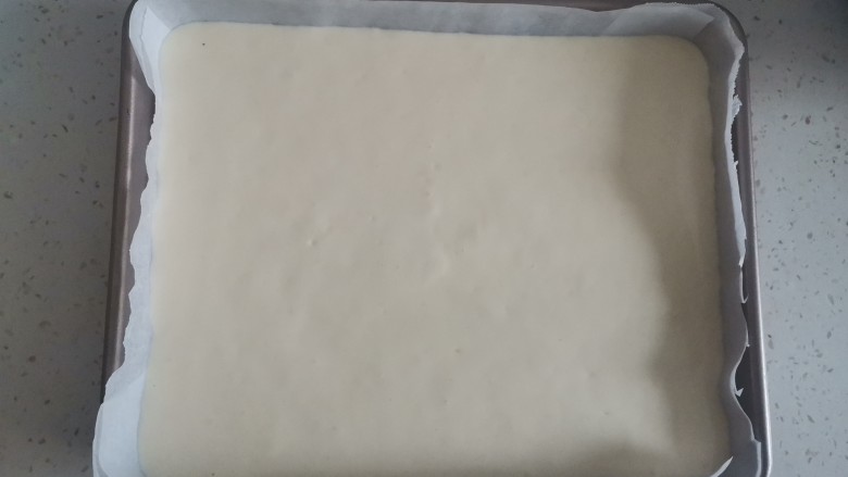 紫薯夹心蛋糕,倒入八寸方形模具里震几下,震出大气泡