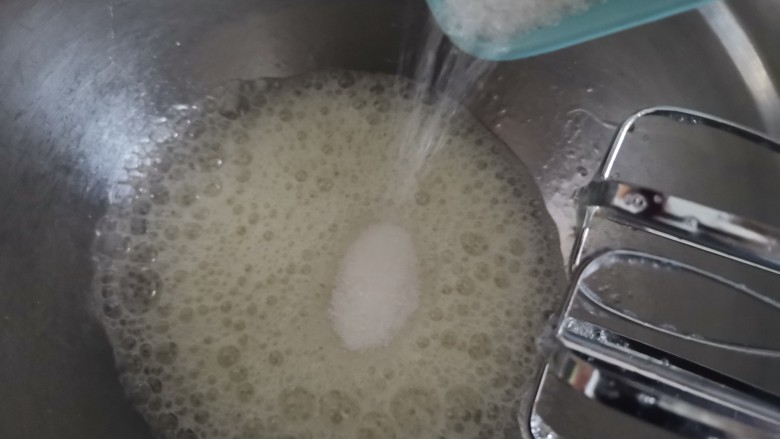 紫薯夹心蛋糕,蛋清中滴几滴柠檬汁,电动打蛋器开高速打发至鱼眼粗泡,加入第一次<a style='color:red;display:inline-block;' href='/shicai/ 869'><a style='color:red;display:inline-block;' href='/shicai/ 869'>白砂糖</a></a>