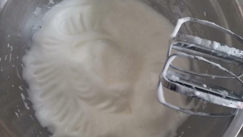 紫薯夹心蛋糕,继续打发至出现明显纹路,加入第三次白砂糖