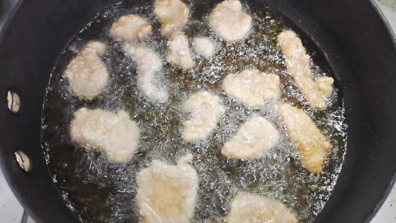 番茄里脊,起油锅,中小火,放入里脊肉炸