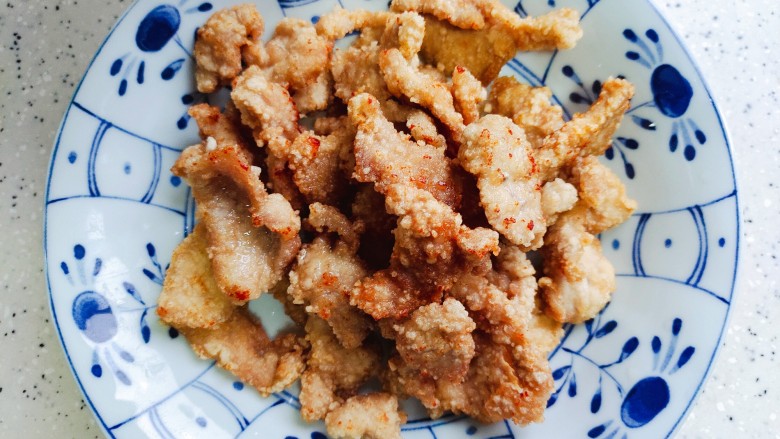 番茄里脊,炸至两面金黄,捞出