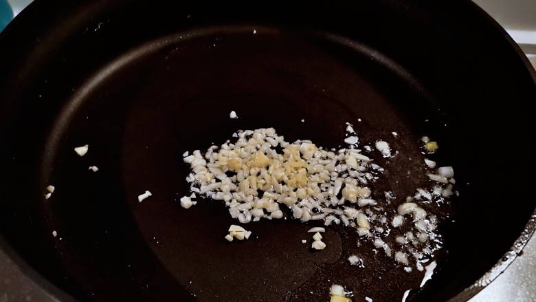 糖醋茭白,起油锅放入食用油,油热后放入蒜碎炒香。