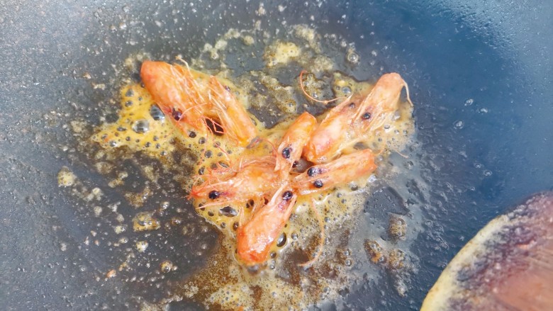 鲜虾丝瓜白玉菇,锅烧油油热,下入虾头,煸出虾头油