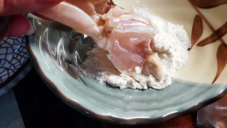 蟹肉粥,蟹肉拍上干粉,防蟹肉"脱逃"