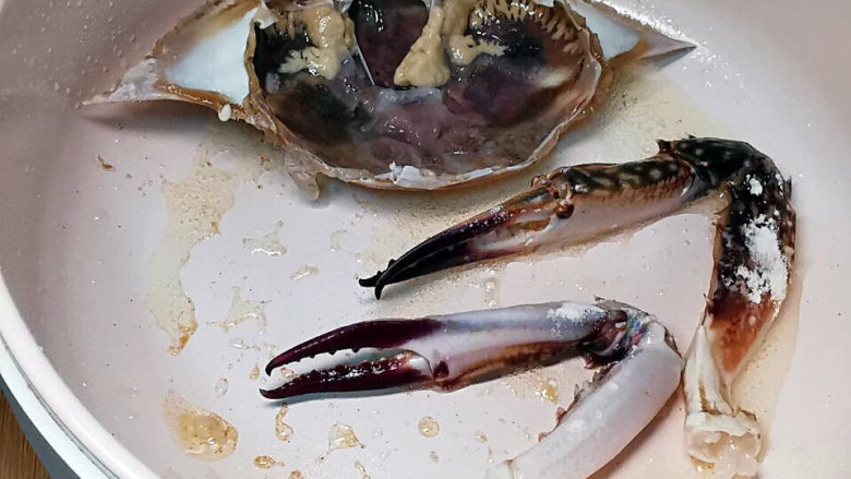 蟹肉粥,蟹壳,蟹钳下锅煎香